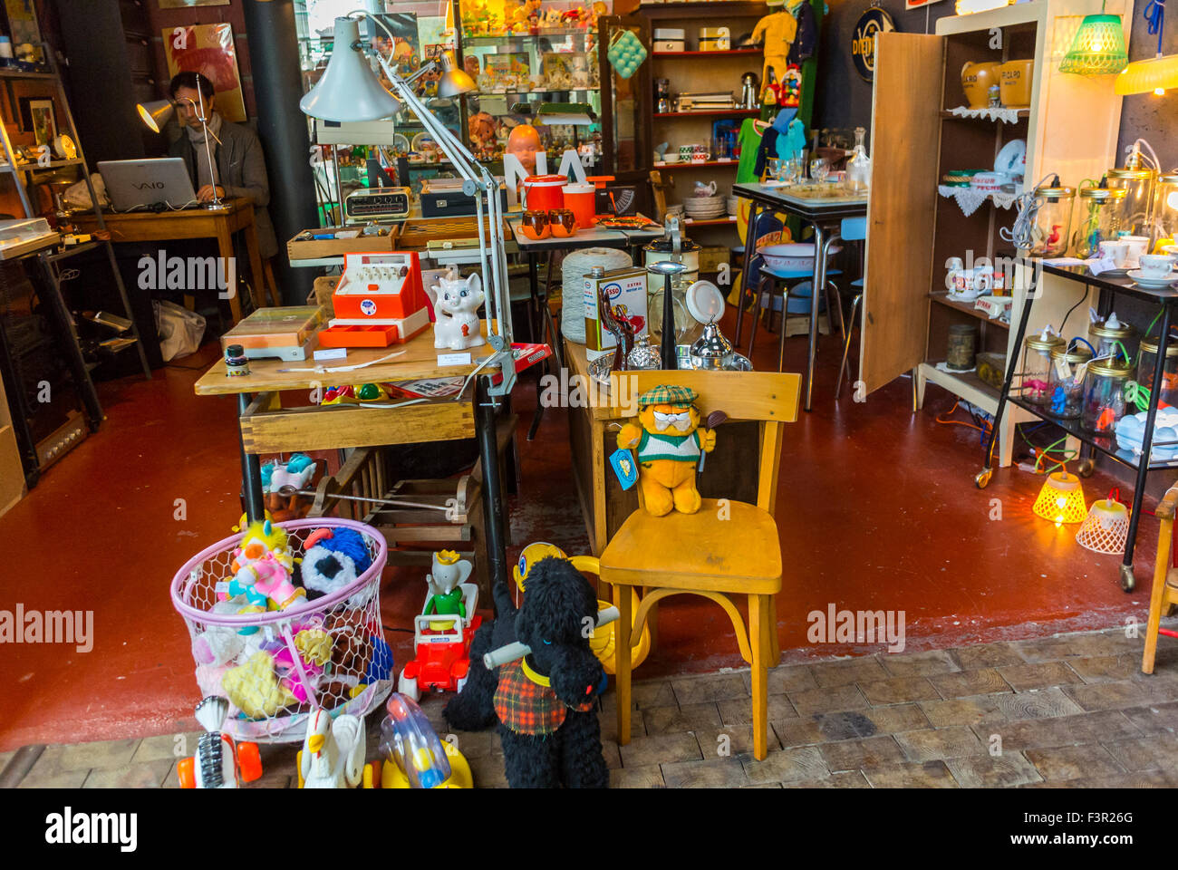 Parigi, Francia, negozio all'interno del mercato francese delle pulci, "les Puces de Paris Saint Ouen", porte de Clignancourt, antiquariato, negozio di giocattoli d'epoca in esposizione al mercato delle pulci di saint ouen Foto Stock