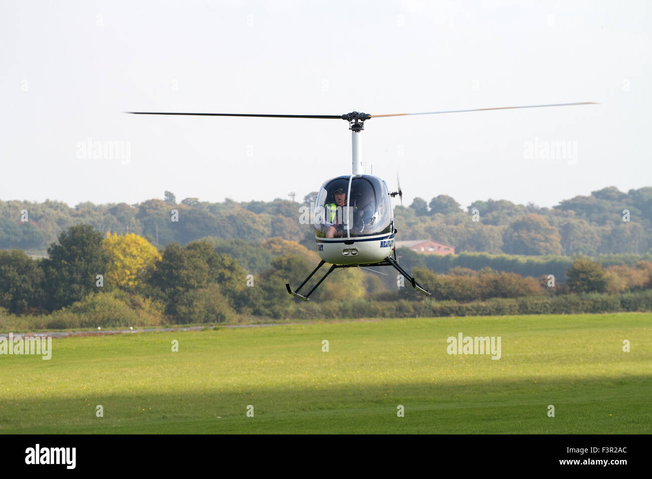 Havering elicottero basso sopra Wolverhampton Halfpenny Green Airport. Regno Unito Foto Stock