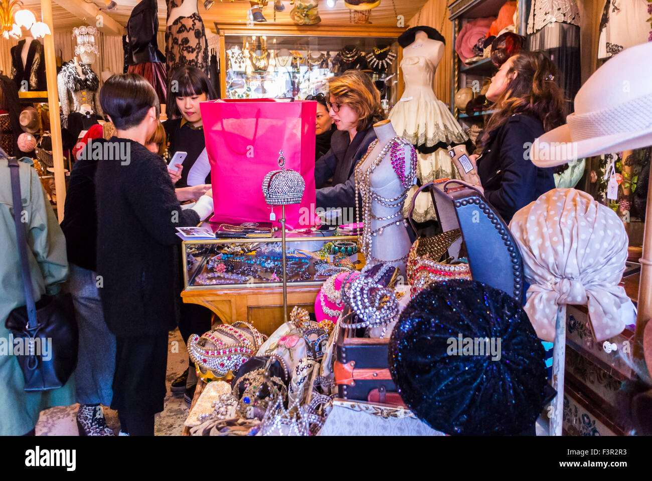 Parigi, Francia, Cinese Tourist Shopping all'interno del negozio di  abbigliamento, francese Mercato delle Pulci, 'les Puces de Paris Saint  Ouen', Porte de Clignancourt, gli oggetti vintage mercato, Abbigliamento  Foto stock - Alamy
