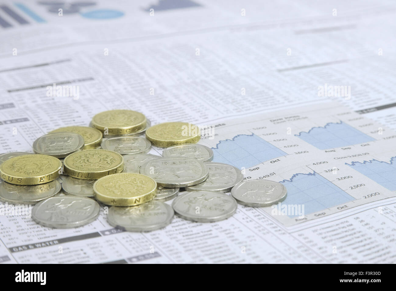 South African Rand e British una libbra di monete su un su una carta di notizie del mercato azionario pagina finanziaria mostra titoli e azioni Foto Stock