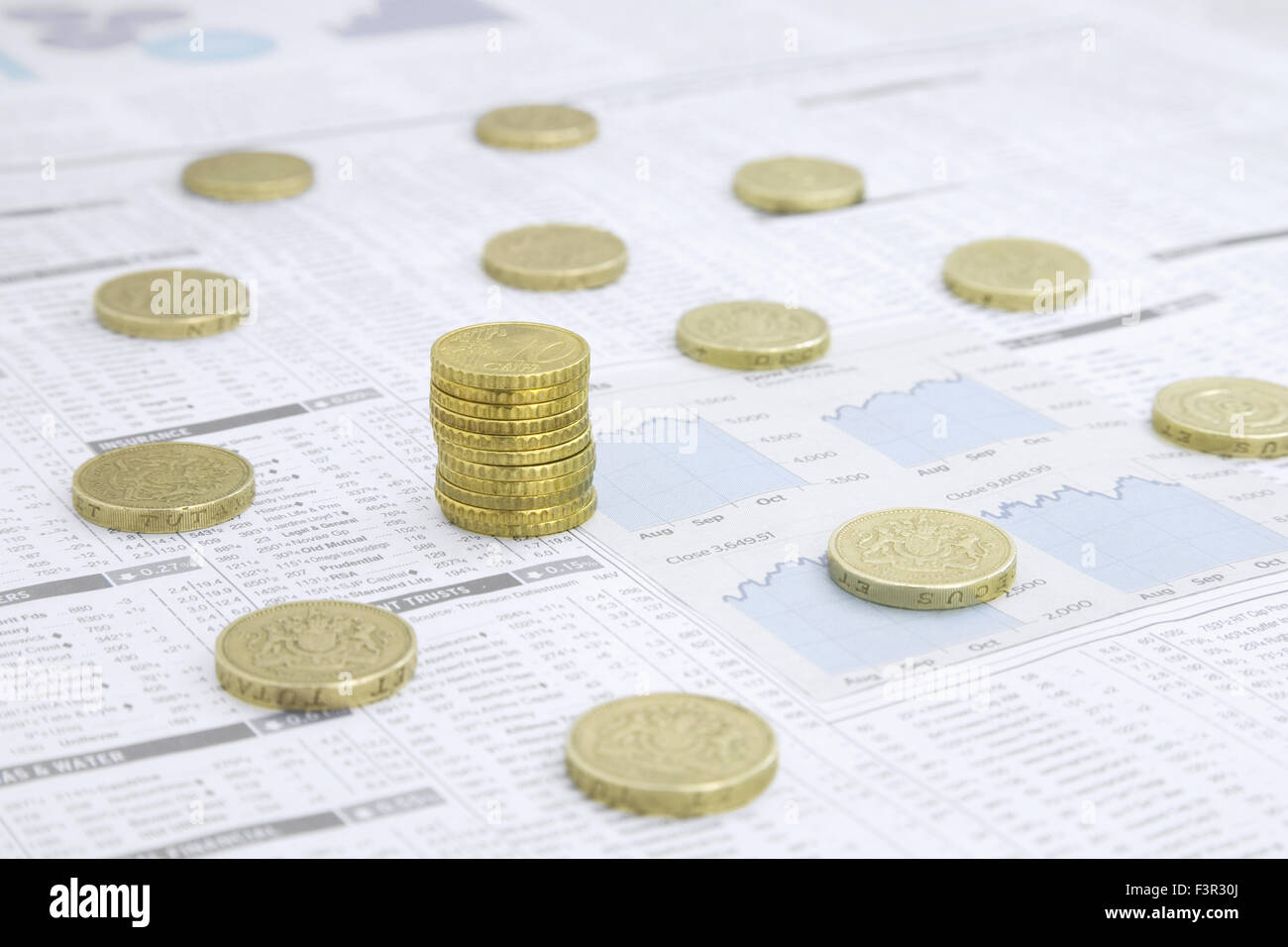 British e moneta europea su una carta di notizie pagina finanziaria mostra titoli e azioni Foto Stock