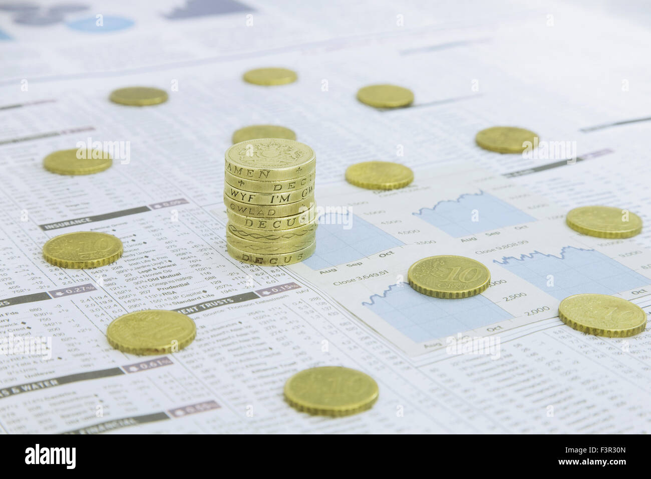 British e moneta europea su una carta di notizie pagina finanziaria mostra titoli e azioni Foto Stock