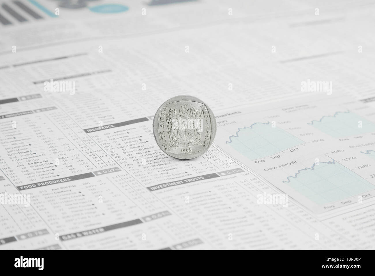 South African Rand moneta su una carta di notizie del mercato azionario pagina finanziaria mostra titoli e azioni Foto Stock