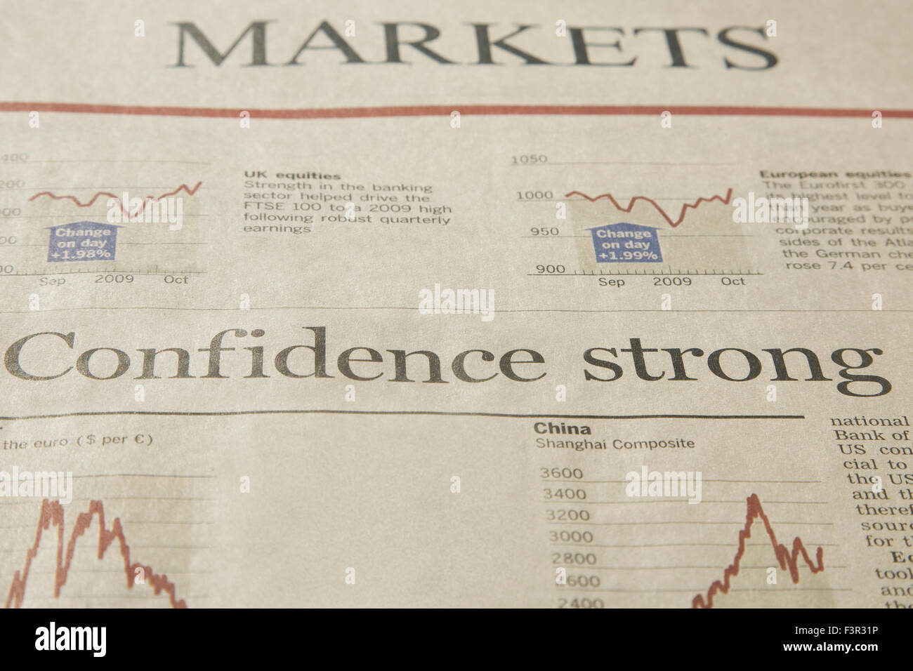 News Stock di carta finanziaria del mercato dei grafici che mostrano una lieve crescita con il titolo "Fiducia Forte' Foto Stock
