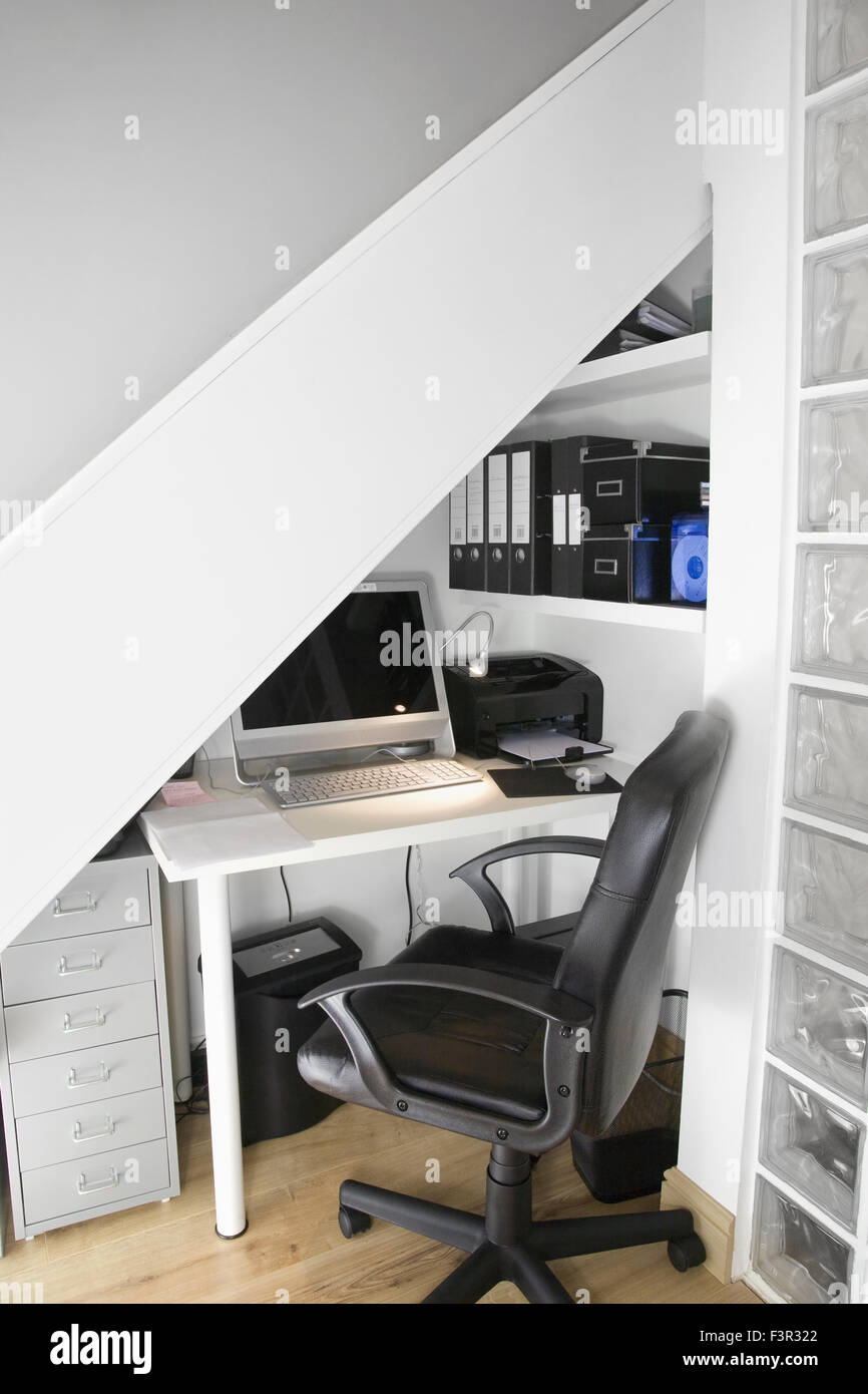Home office interno impostato con un computer desktop e la stampante Foto Stock