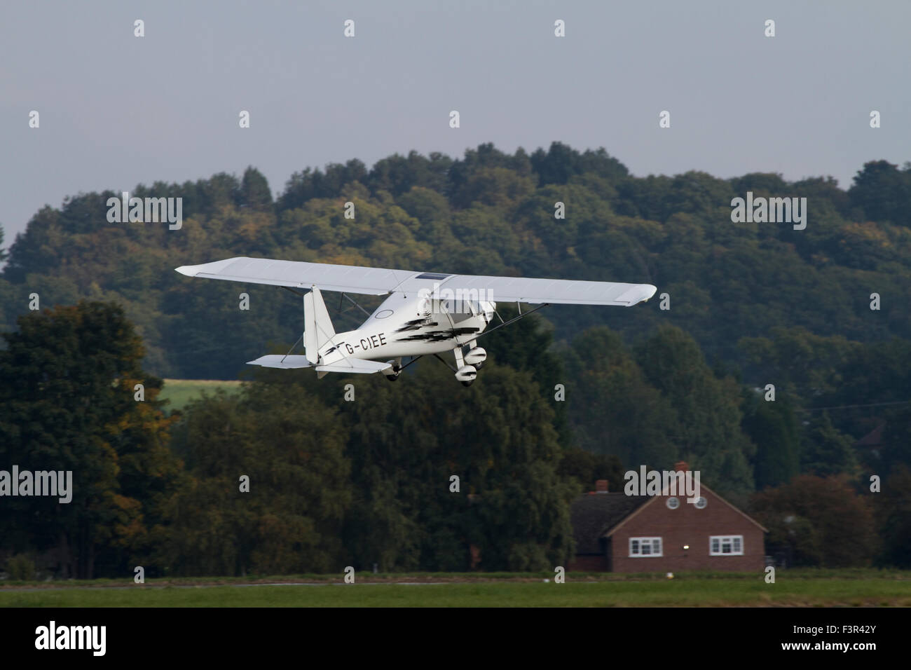 Propulsori singolo aeromobile leggero poco dopo il decollo da Wolverhampton Halfpenny Green Airport. Regno Unito Foto Stock