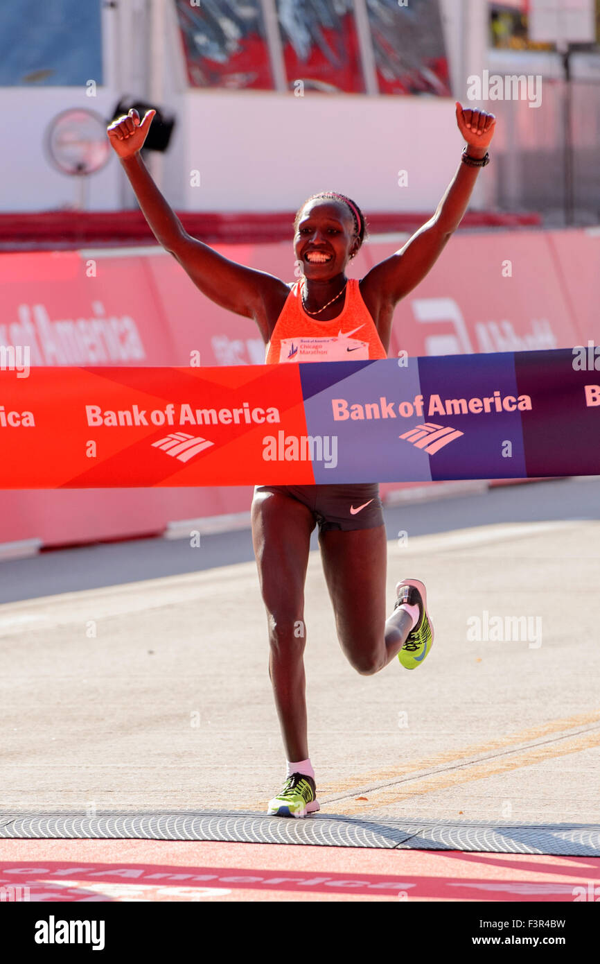 Firenze Kiplagat del Kenya attraversa la linea di arrivo durante il 2015 Bank of America Maratona di Chicago il 11 ottobre 2015. Foto Stock