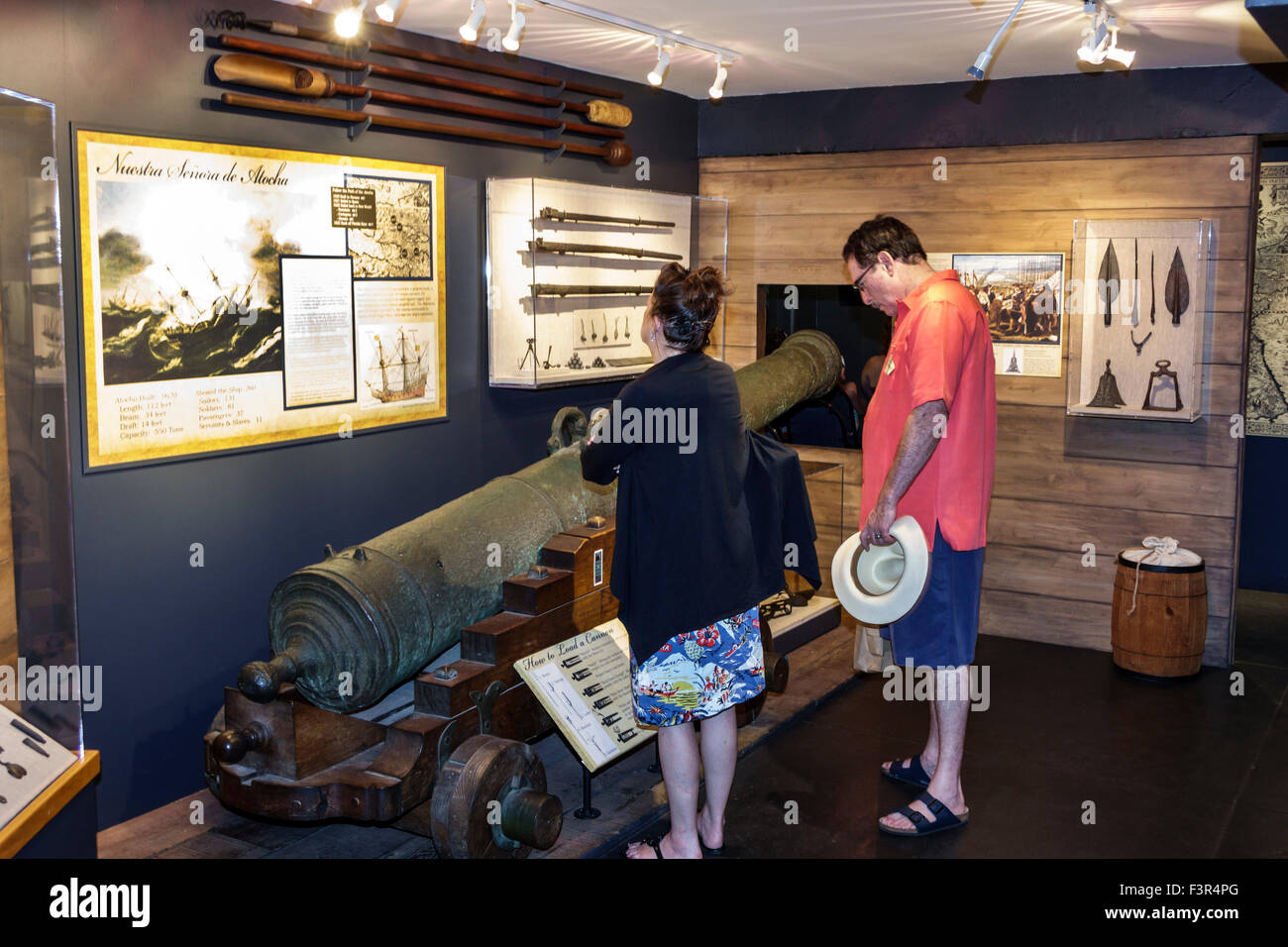 Key West Florida,Keys,Mel Fisher Maritime Museum,Interior Inside,mostra collezione cannone,uomo uomo maschio,donna donna femmina,coppia,guardando,F Foto Stock