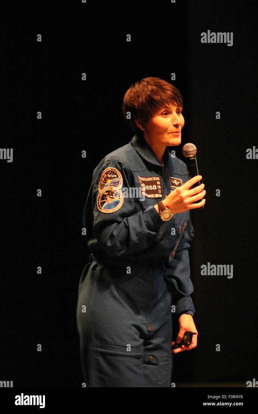 Napoli, Italia. Undicesimo oct, 2015. Samantha Cristoforetti, un astronauta dell'ESA e la forza aerea italiana capitano, membro dell'equipaggio della missione spaziale futura, in una conferenza stampa circa la loro seconda missione di lunga durata dell'ASI. Credito: Salvatore Esposito/Pacific Press/Alamy Live News Foto Stock