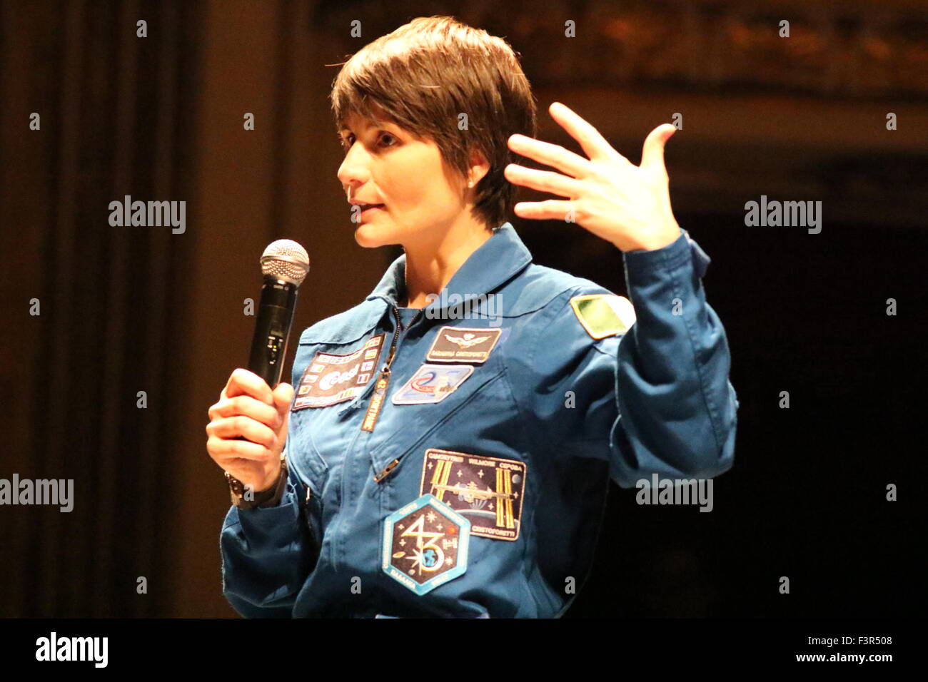 Napoli, Italia. Undicesimo oct, 2015. Samantha Cristoforetti, un astronauta dell'ESA e la forza aerea italiana capitano, membro dell'equipaggio della missione spaziale Futura, parla in una conferenza stampa circa la loro seconda missione di lunga durata dell'ASI. Credito: Salvatore Esposito/Pacific Press/Alamy Live News Foto Stock