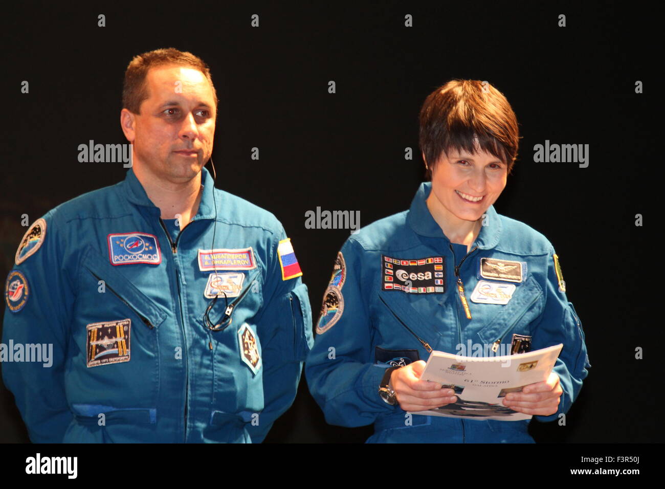Napoli, Italia. Undicesimo oct, 2015. Samantha Cristoforetti (destra) e Anton Shkaplerov (sinistra) nel corso di una conferenza stampa circa la loro seconda missione di lunga durata dell'ASI. Credito: Salvatore Esposito/Pacific Press/Alamy Live News Foto Stock