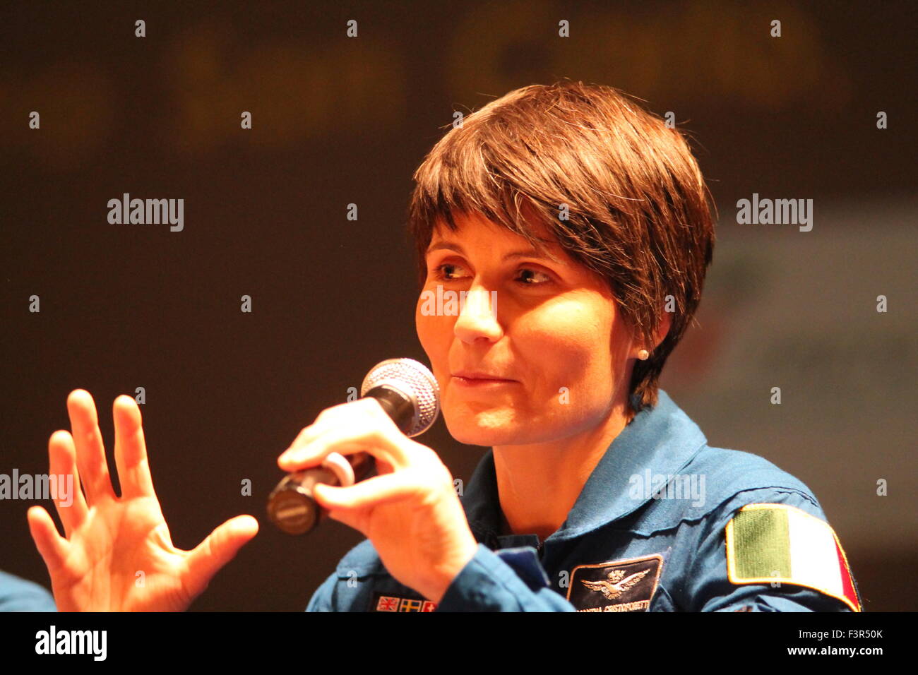 Napoli, Italia. Undicesimo oct, 2015. Samantha Cristoforetti, un astronauta dell'ESA e la forza aerea italiana capitano, membro dell'equipaggio della missione spaziale Futura, parla in una conferenza stampa circa la loro seconda missione di lunga durata dell'ASI. Credito: Salvatore Esposito/Pacific Press/Alamy Live News Foto Stock