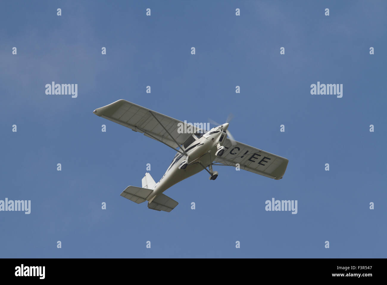 Unica luce di propulsori aerei in volo contro un cielo blu. Regno Unito Foto Stock