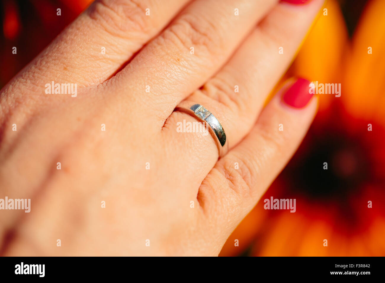 Mano con un anello closeup Foto Stock