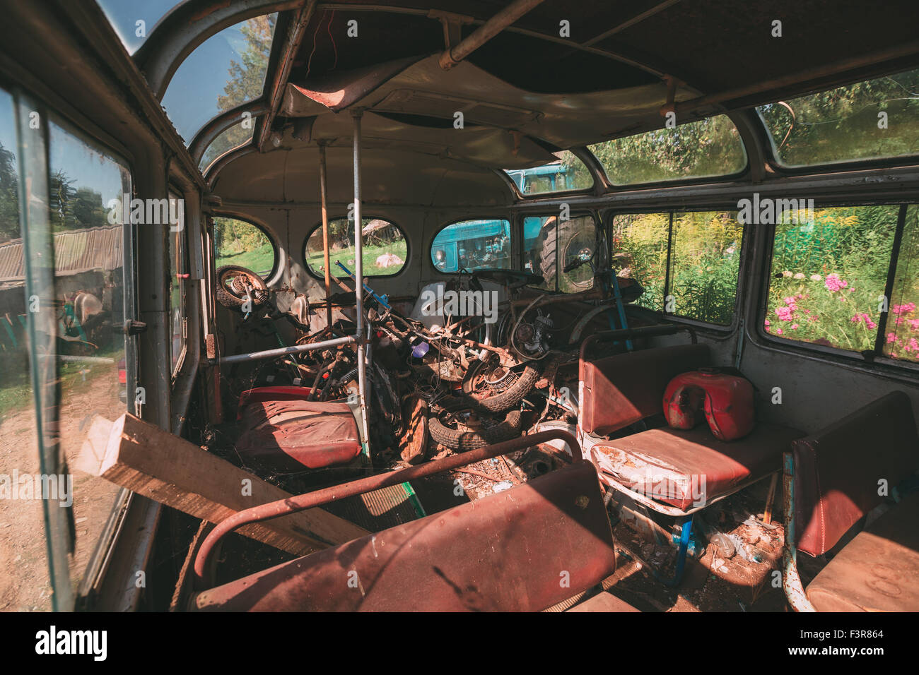 Interno di una vecchia città bus di transito. Foto Stock