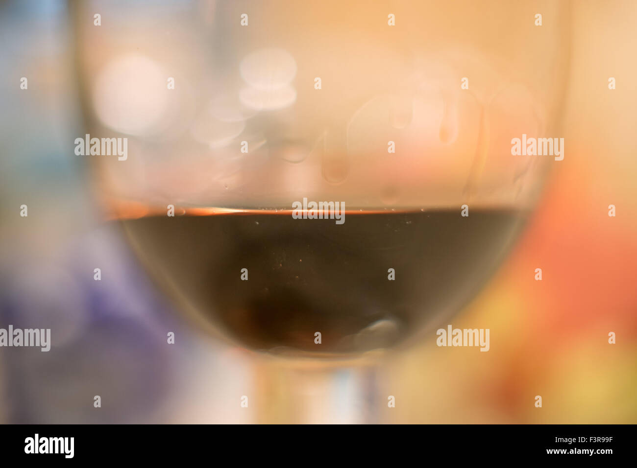 Coppa di vino con le goccioline di acqua formata mediante la tensione superficiale di alcool Foto Stock Coppa di vino con le goccioline di acqua formata mediante la tensione superficiale di alcool Foto Stock