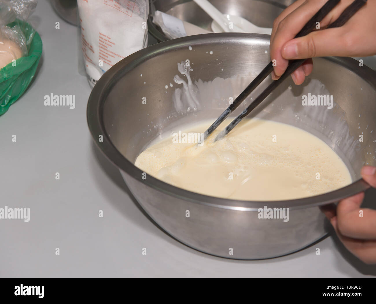 Il liquido di miscelazione per fare cibo dolce Foto Stock