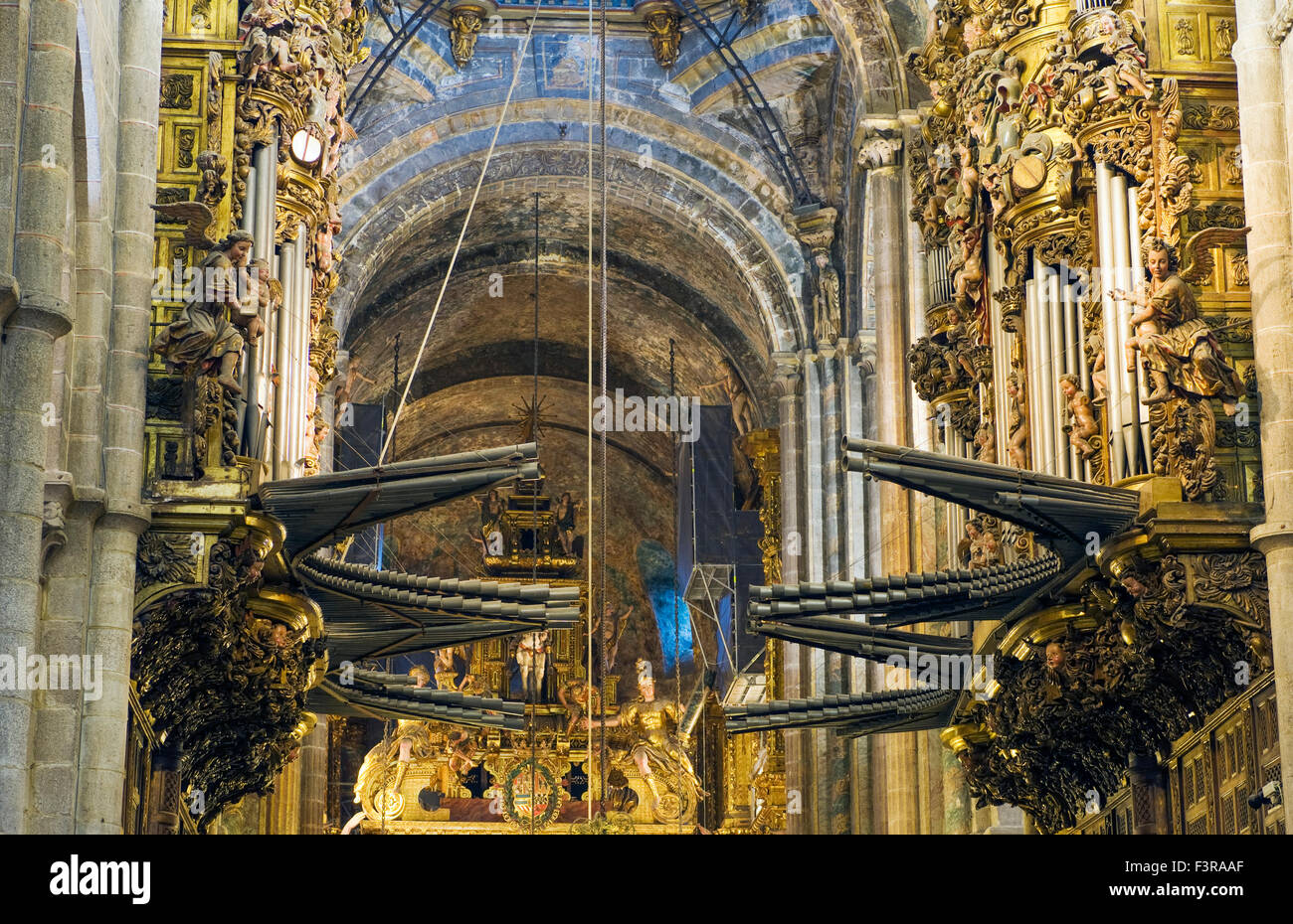 Cattedrale interno dettaglio mostrante organo a canne nella Cattedrale di Santiago de Compostela in Spagna Foto Stock