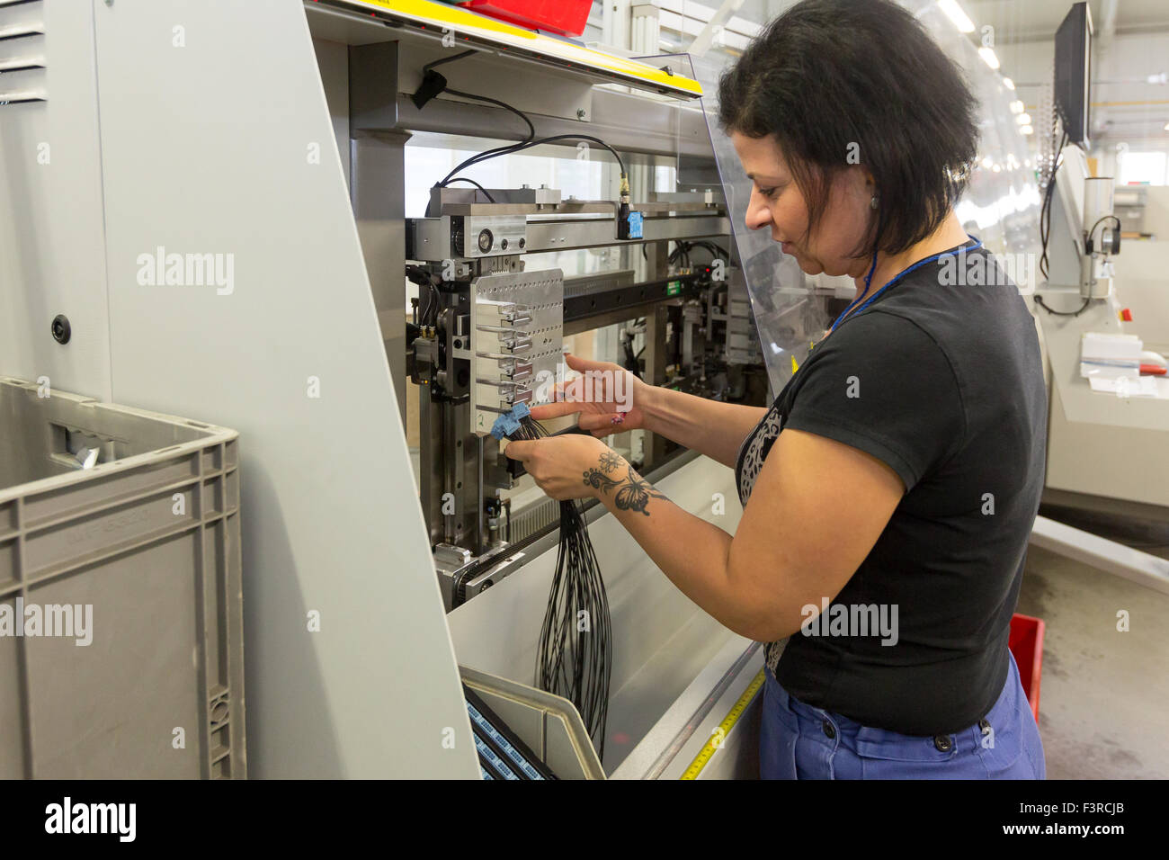 Vratimov, Repubblica Ceca. 06 ott 2015. KES - kabelove un elektricke systemy, un produttore di cavi elettrici per auto luci, ha sollevato il numero del personale da 200 a circa un migliaio di quest'anno, con un altro 200 persone per essere assunto il prossimo anno, il motivo per cui in fase di espansione della sua produzione, KES executive Svozil Martin ha detto.Il fatturato dell'impresa è proiettato a Kc1.4bn quest'anno, un tasso di crescita annuale del 12%. La ditta ha lanciato una nuova sala di produzione di quest'anno, la sua capacità in aumento del 20%. KES azienda Vratimov, Repubblica Ceca, Ottobre 6, 2015. © Petr Sznapka/CTK foto/Alamy Live News Foto Stock