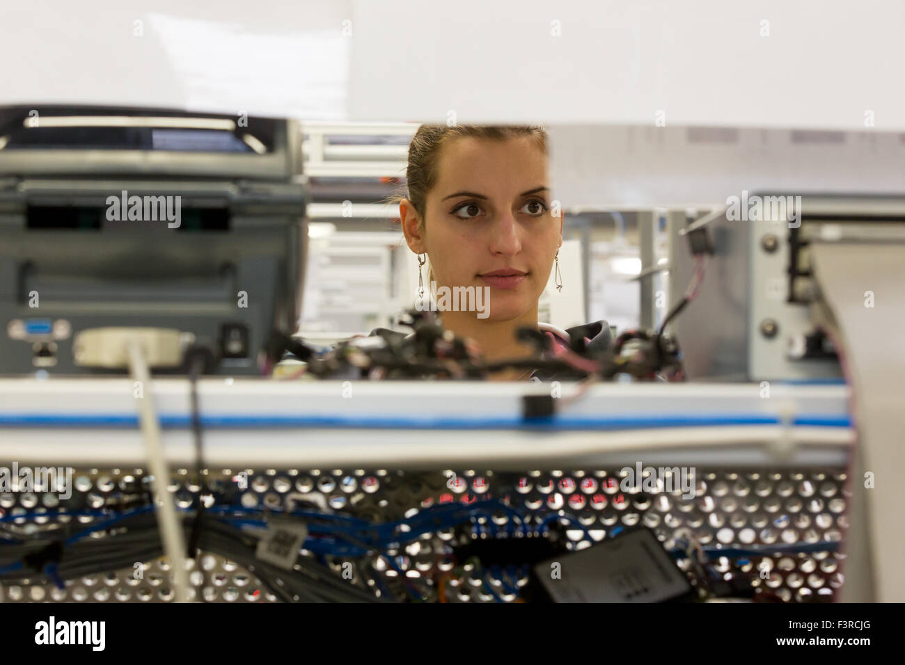 Vratimov, Repubblica Ceca. 06 ott 2015. KES - kabelove un elektricke systemy, un produttore di cavi elettrici per auto luci, ha sollevato il numero del personale da 200 a circa un migliaio di quest'anno, con un altro 200 persone per essere assunto il prossimo anno, il motivo per cui in fase di espansione della sua produzione, KES executive Svozil Martin ha detto.Il fatturato dell'impresa è proiettato a Kc1.4bn quest'anno, un tasso di crescita annuale del 12%. La ditta ha lanciato una nuova sala di produzione di quest'anno, la sua capacità in aumento del 20%. KES azienda Vratimov, Repubblica Ceca, Ottobre 6, 2015. © Petr Sznapka/CTK foto/Alamy Live News Foto Stock