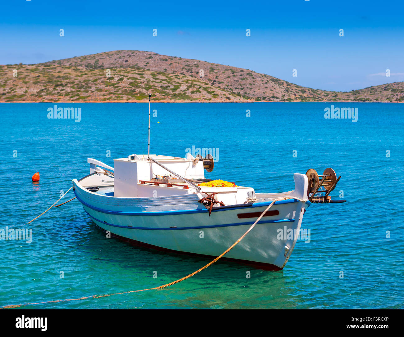 Barca da pesca al largo della costa di Creta, baia Mirabello, Grecia Foto Stock