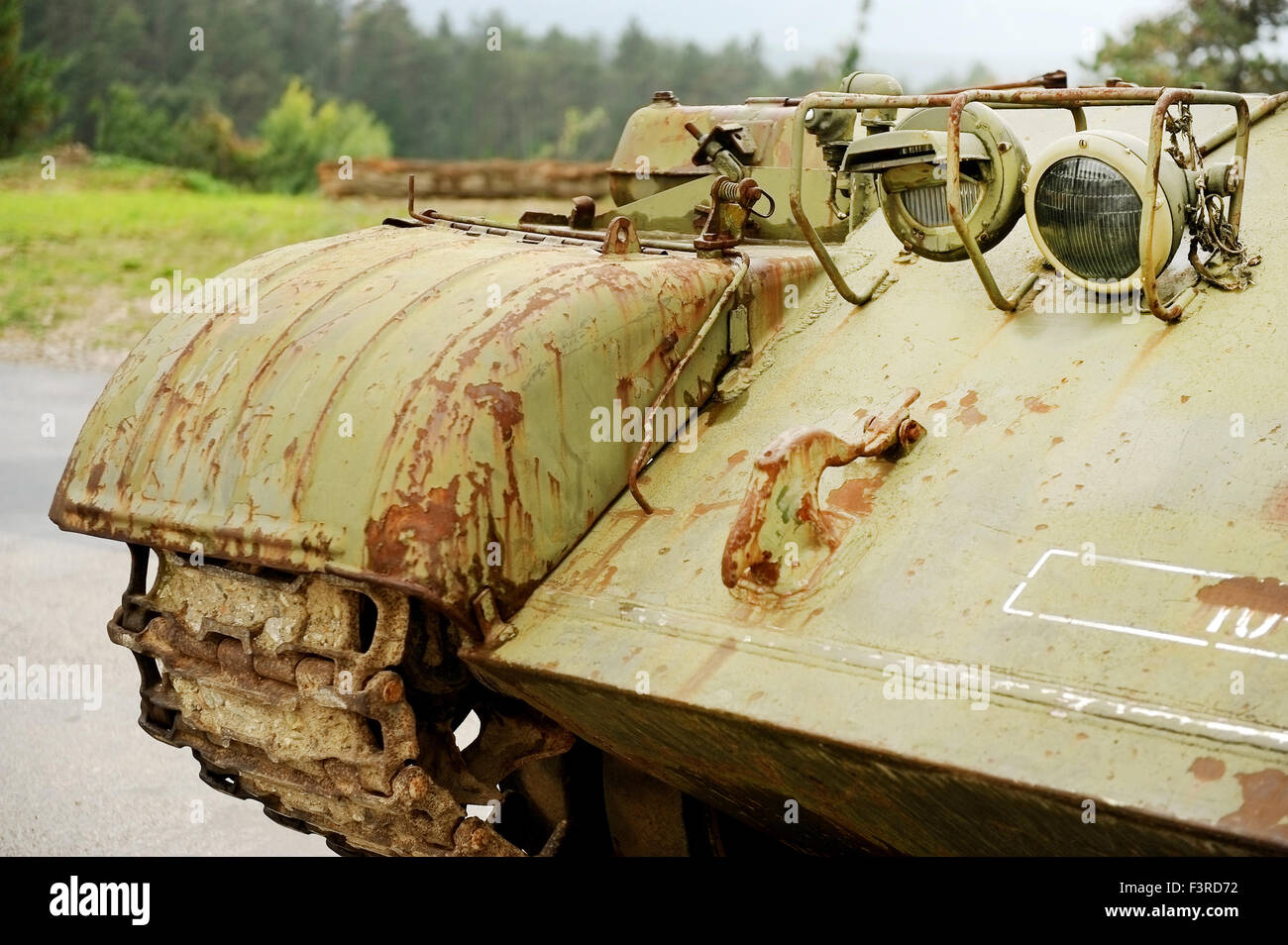 Dettaglio girato con la parte anteriore di un vecchio e serbatoio arrugginito Foto Stock