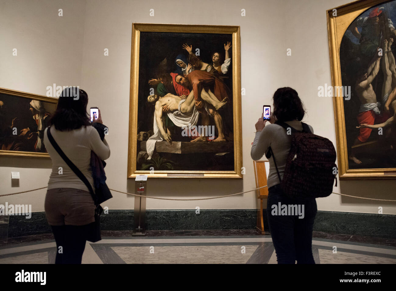 Roma. L'Italia. Ai turisti di ammirare Caravaggio la Deposizione (1600 - 1604) nella Pinacoteca dei Musei Vaticani. Musei Vaticani. Foto Stock