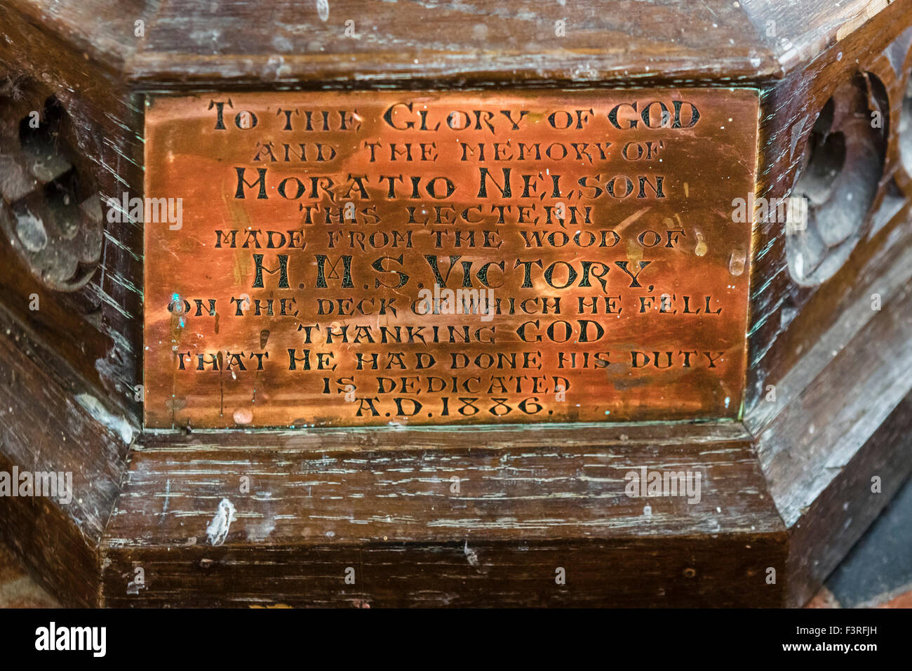 La placca sul leggio nella Chiesa di Tutti i Santi, realizzato dal legno di Nelson nave ammiraglia HMS Victory, Burnham Thorpe, Norfolk, Inghilterra, Regno Unito Foto Stock