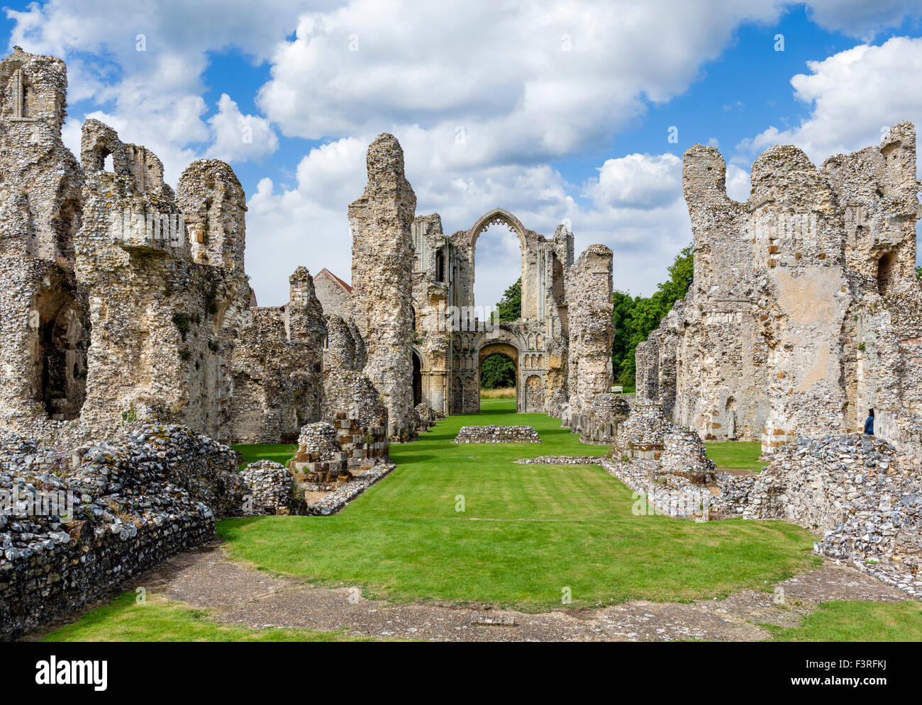 Le rovine della chiesa di Castle Acre Priory, Castle Acre, Norfolk, Inghilterra, Regno Unito Foto Stock