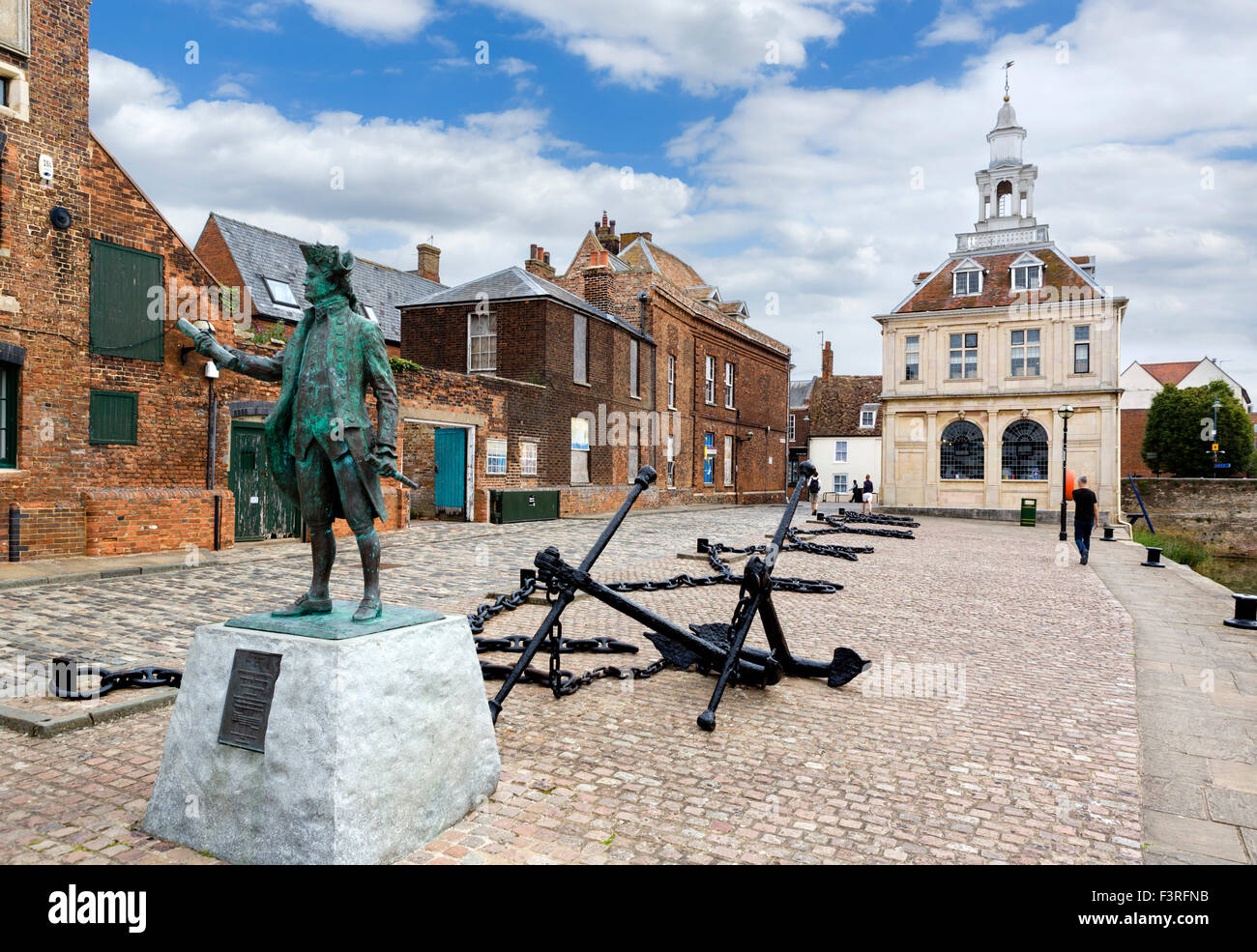 Hereford Quay con la statua del Capitano George Vancouver in primo piano e Custom House dietro, King's Lynn, Norfolk, Inghilterra, Regno Unito Foto Stock