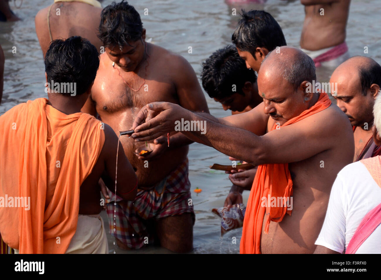 Kolkata, India. Xii oct, 2015. I devoti iniziarono la Durga Puja conto alla rovescia come Bengala osserva Mahalaya oggi. Mahalaya osservare una settimana prima di Maha Saptamai, segna l inizio della dea Devi Paksha. In Mahalaya Bengali di rendere loro omaggio alla loro antenata eseguendo il rito e rituale sulla riva del Gange e altri corpi idrici sanno come Tarpan. Ghats del Gange sono sovraffollate in questa occasione dalla mattina presto. Credito: Saikat Paolo/Pacific Press/Alamy Live News Foto Stock