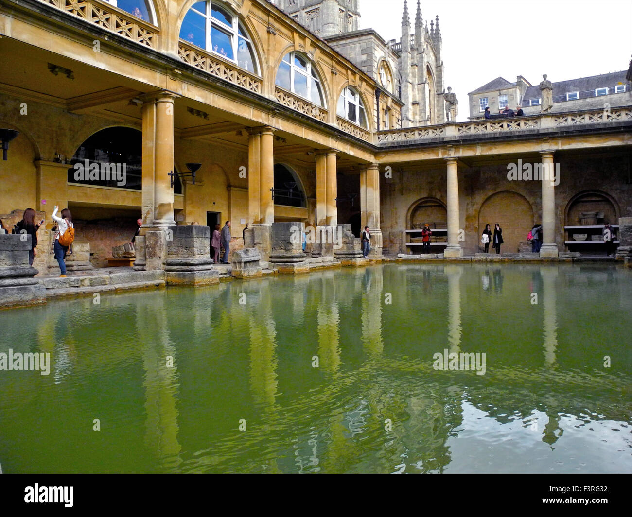 La città georgiana di Bath attira i numeri dei visitatori stranieri o turisti che prendere le fotografie senza fine per registrare il loro viaggio. Queste sono le Terme Romane a Bath. Foto Stock