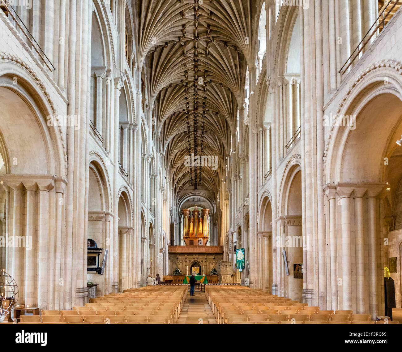 La navata in Norwich Cathedral e Norwich, Norfolk, Inghilterra, Regno Unito Foto Stock