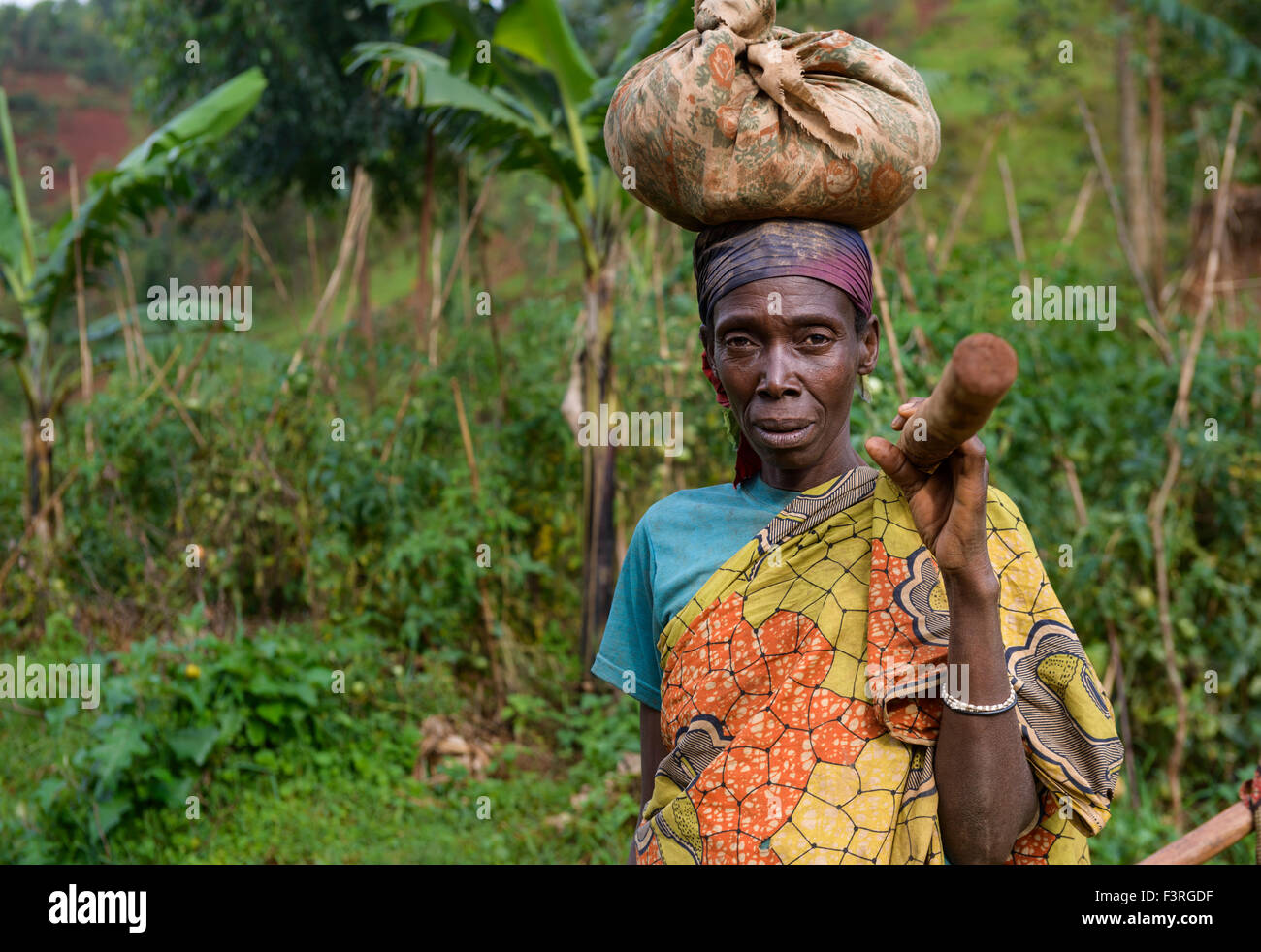 Donna Con Abiti Tradizionali Burundi Africa Foto Stock Alamy