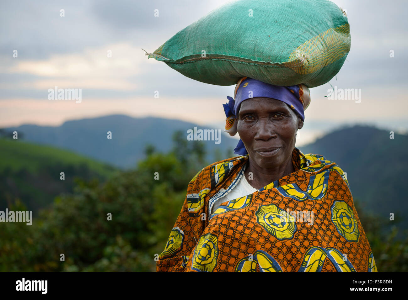 Donna con abiti tradizionali, Burundi, Africa Foto Stock