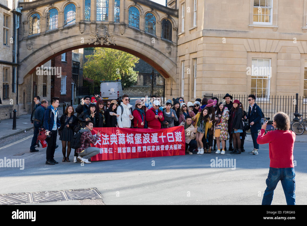 Gli studenti asiatici in posa per una fotografia al di fuori del ponte dei sospiri nella città di Oxford Oxfordshire UK Foto Stock