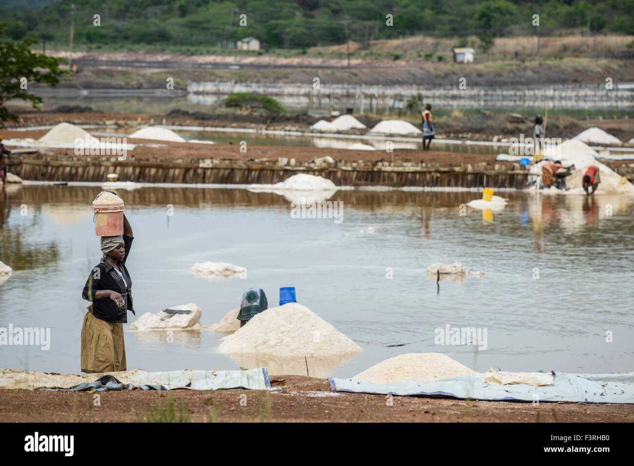 Per la produzione di sale in una padella di sale, Tanzania occidentale, Africa Foto Stock