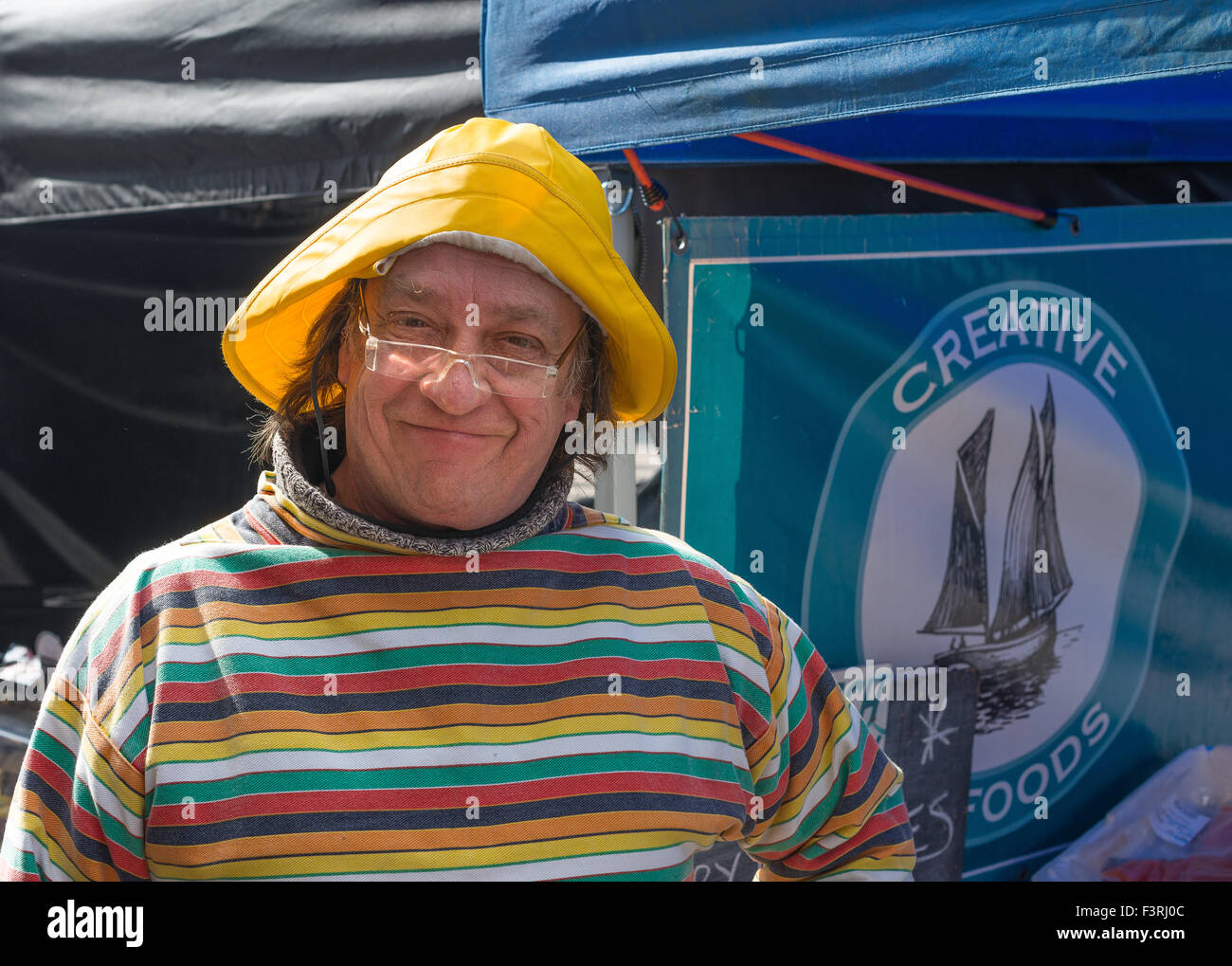 Fisherman vendendo la sua cattura su un mercato in stallo Foto Stock