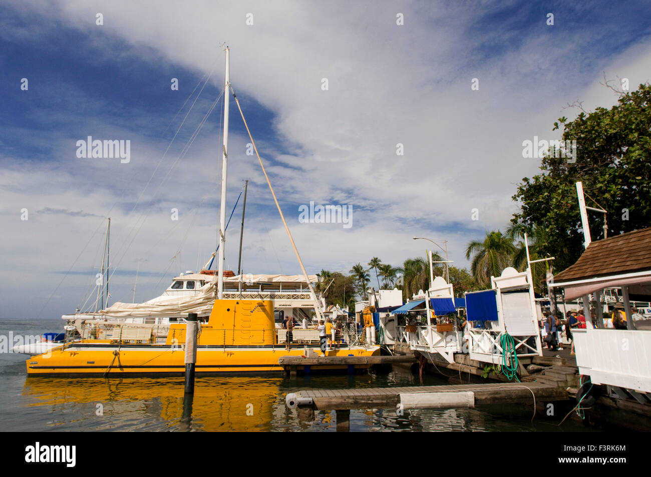 Barche e sottomarino giallo nel porto di Lahaina. Maui. Hawaii. Lahaina Harbor è situato proprio nel cuore di Lahaina, in Foto Stock