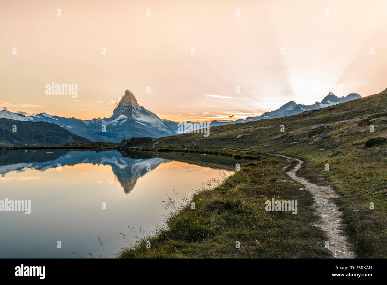 Il Cervino riflesso in Stellisee al tramonto Foto Stock