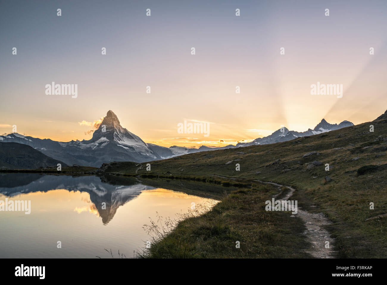 Il Cervino riflesso in Stellisee al tramonto Foto Stock