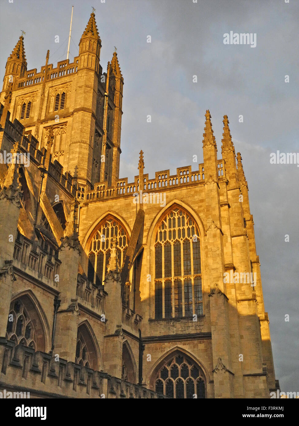 Il bagno di dorata pietra dell Abbazia di Bath brilla al sole del pomeriggio. Foto Stock