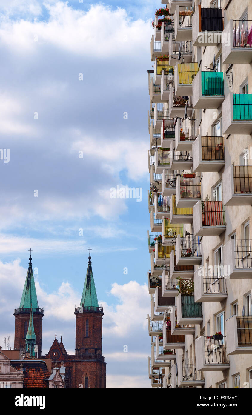 Multi-famiglia edificio residenziale di facciata e le torri della cattedrale di Legnica Foto Stock