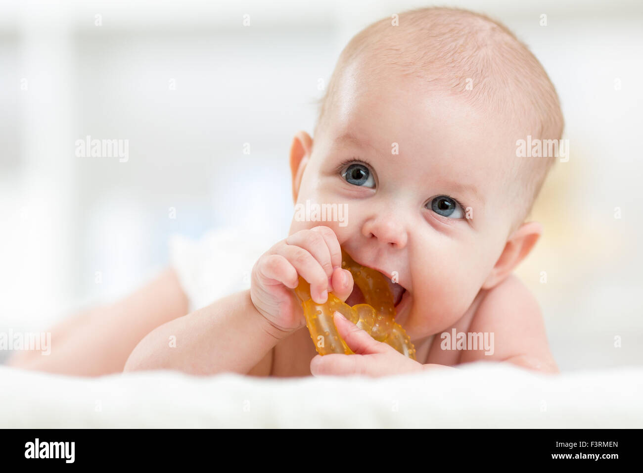 Baby Bambino giacente sul ventre pannolino usurata con succhietto Foto Stock