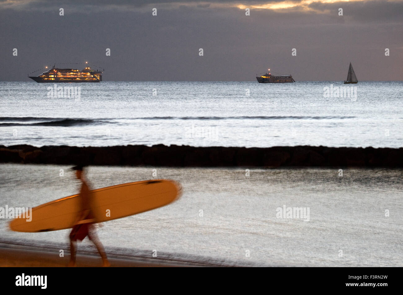 Surf e crociere, due dei più ripetuto le parole sulle spiagge di Waikiki Beach. Di O'ahu. Hawaii. Surfer sulla famosa Waikiki essere Foto Stock