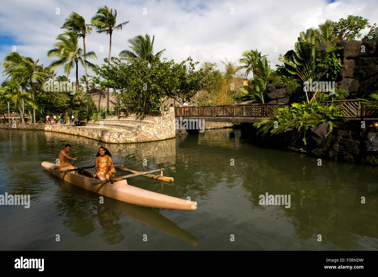 Canoa la navigazione del canal che corre attraverso il parco. Centro Culturale Polinesiano. Di O'ahu. Hawaii. Centro Culturale Polinesiano. O'ah Foto Stock