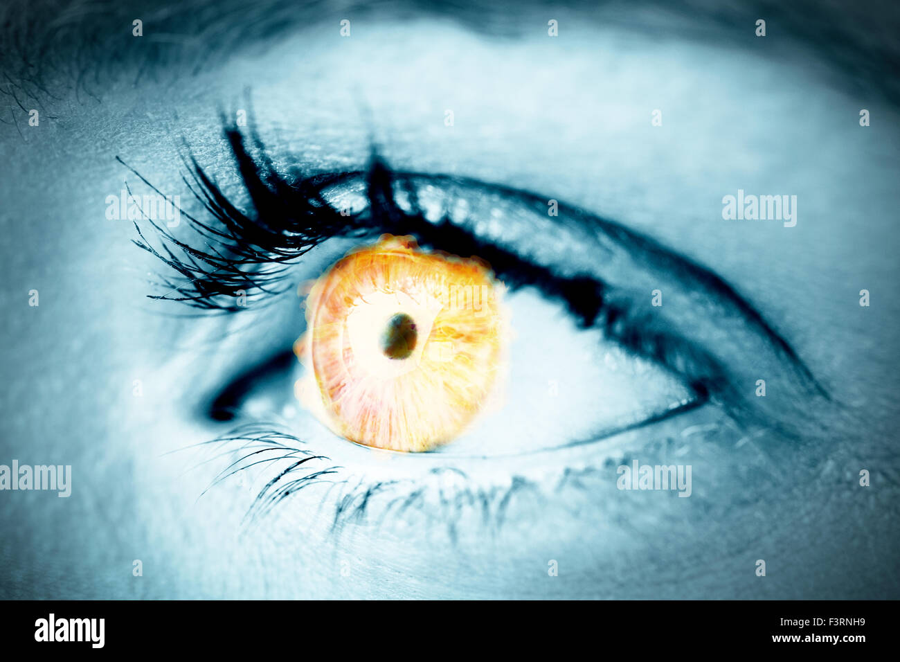 Immagine composita di arancione e rosa occhio sulla superficie grigia Foto Stock