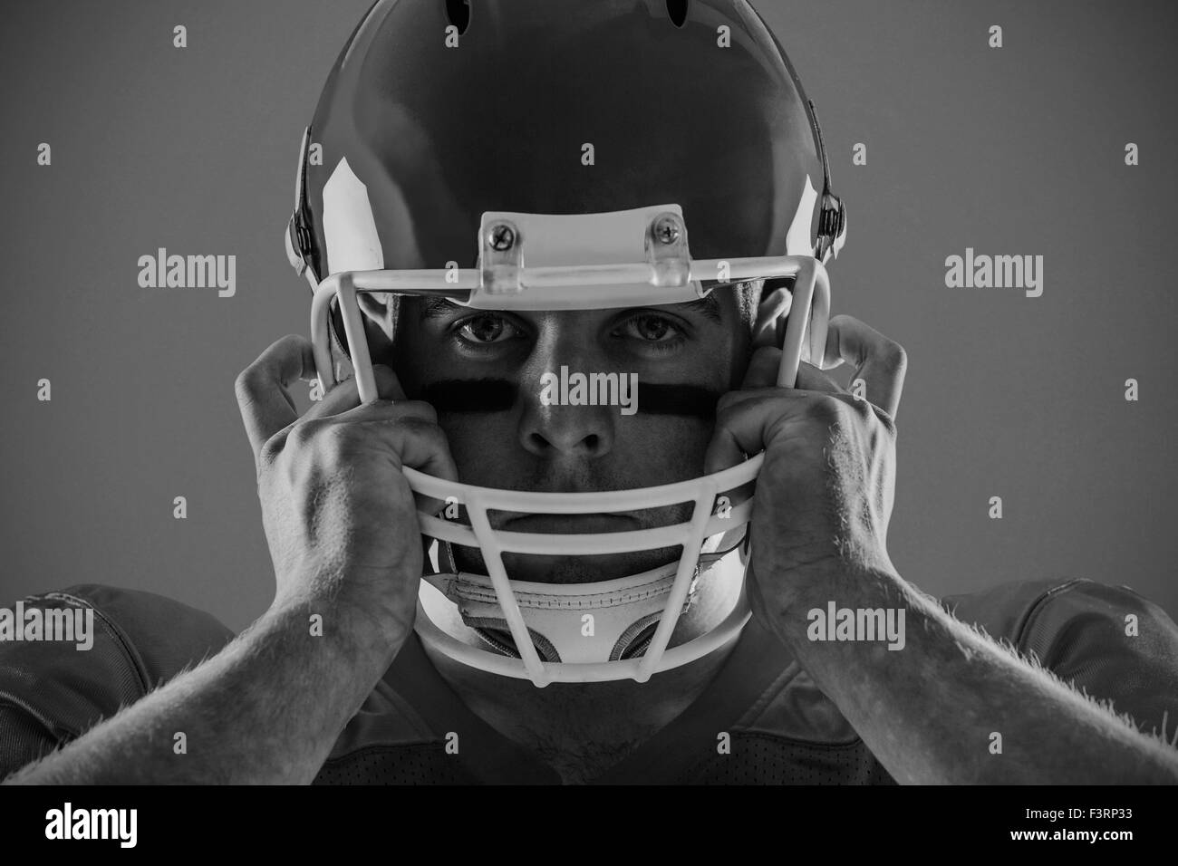 Immagine composita del giocatore di football americano guardando la fotocamera Foto Stock