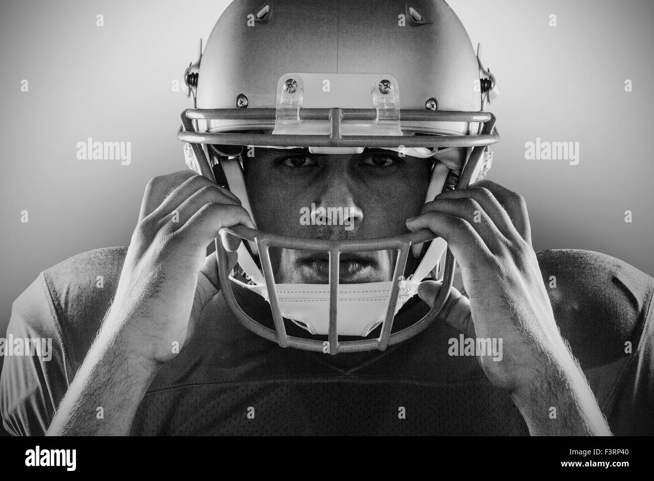 Close-up verticale del giocatore di football americano casco di contenimento Foto Stock