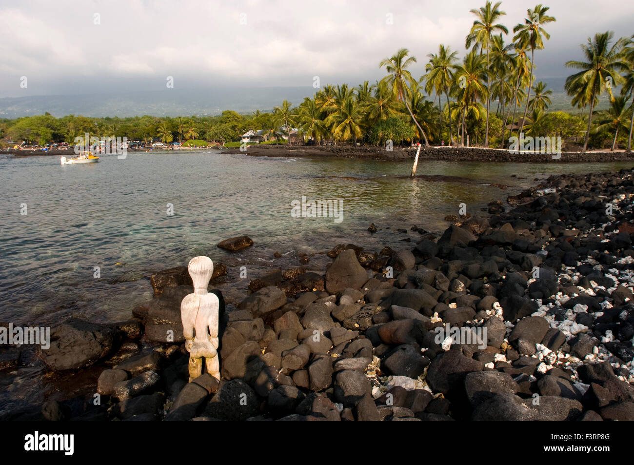 Pu'uhonua O Honaunau National Historic Park, Hale O Keawe tempio ricostruito con sculture in legno, Sud Costa di Kona, Big Island. Foto Stock